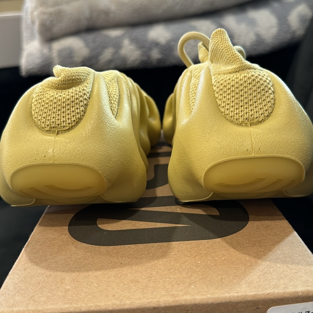 Yeezy 450 sulfur color size 7 women's shoes - Picture 4 of 8